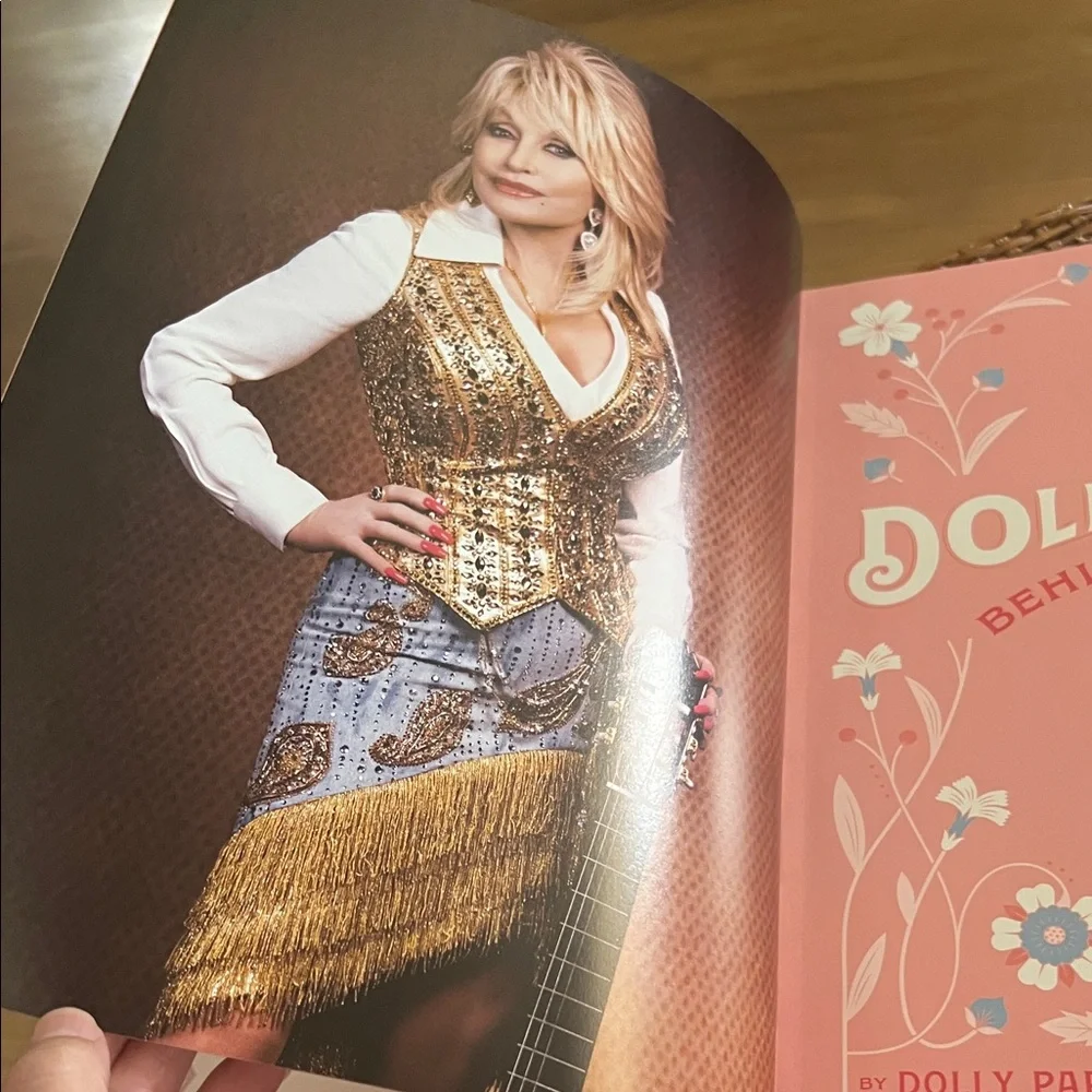 #0965** Dolly Parton 'Behind the Seams' Book